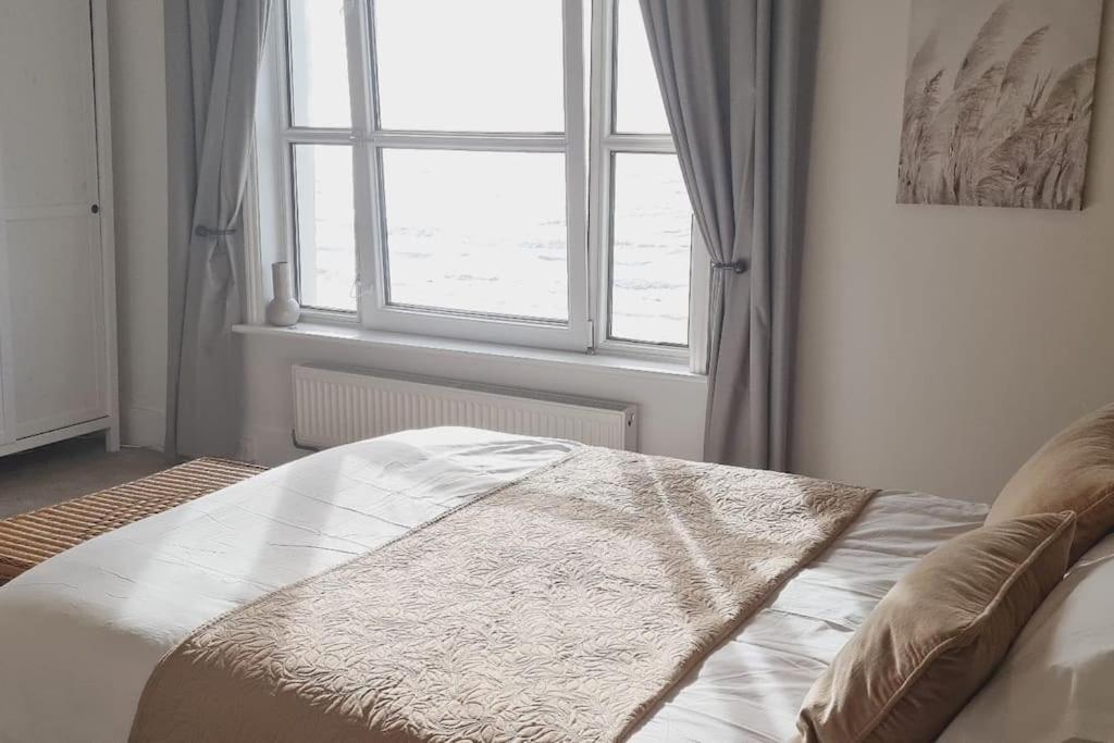 Beach View, 4 Bedroom House Opposite The Sea! Sleeps 10 Sandgate Esterno foto